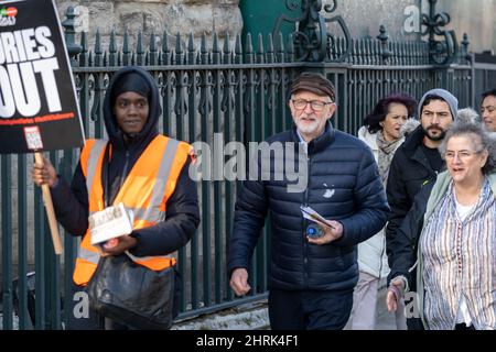 London, Großbritannien. 12.. Februar 2022. London, Großbritannien. Jeremy Corbyn wandte sich an die Demonstranten. Demonstration der Volksversammlung gegen den Anstieg der Lebenshaltungskosten Stockfoto