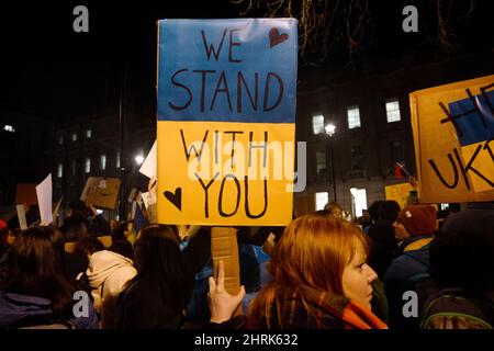 Frau mit Schild, Protest gegen die russische Invasion in der Ukraine, Whitehall, in der Nähe der Downing Street, London, Großbritannien, 25. Februar 2022 Stockfoto