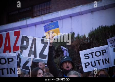 Madrid, Spanien. 25.. Februar 2022. Dutzende Ukrainer protestieren vor der russischen Botschaft gegen die russische Invasion. (Bild: © Fer Capdepon Arroyo/Pacific Press via ZUMA Press Wire) Bild: ZUMA Press, Inc./Alamy Live News Stockfoto