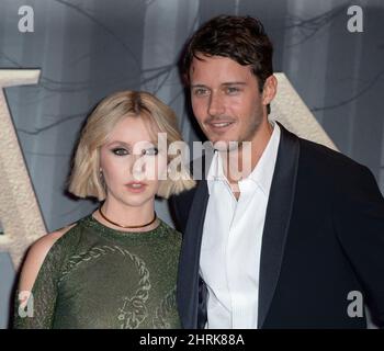 LONDON, ENGLAND - 24. FEBRUAR: Lauren Lyle und Cesar Domboy nehmen am 24. Februar an der britischen Premiere von „Outlander“ Season Six in der Royal Festival Hall Teil Stockfoto