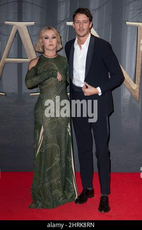 LONDON, ENGLAND - 24. FEBRUAR: Lauren Lyle und Cesar Domboy nehmen am 24. Februar an der britischen Premiere von „Outlander“ Season Six in der Royal Festival Hall Teil Stockfoto