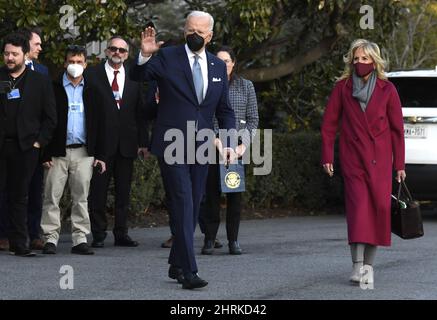 Washington DC, USA. 25.. Februar 2022. Präsident Joe Biden (L) winkt der Presse zu, als er und First Lady Jill Biden das Weiße Haus verlassen, Freitag, den 25. Februar 2022, Washington, DC. Die Bidens werden das Wochenende in ihrem Zuhause in Delaware verbringen. Foto von Mike Theiler/UPI Credit: UPI/Alamy Live News Stockfoto