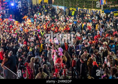 Viareggio, Italien. 24.. Februar 2022. (2/24/2022) Karnevalsparade bei Nacht in Viareggio, Italien.der zweite Maskenkurs findet in der Nacht statt und die allegorischen Wagen sind mit neuem Licht gefärbt. (Foto von Federico Neri/Pacific Press/Sipa USA) Quelle: SIPA USA/Alamy Live News Stockfoto