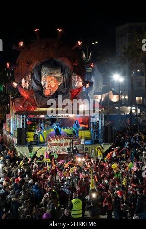 Viareggio, Italien. 24.. Februar 2022. (2/24/2022) Karnevalsparade bei Nacht in Viareggio, Italien.der zweite Maskenkurs findet in der Nacht statt und die allegorischen Wagen sind mit neuem Licht gefärbt. (Foto von Federico Neri/Pacific Press/Sipa USA) Quelle: SIPA USA/Alamy Live News Stockfoto