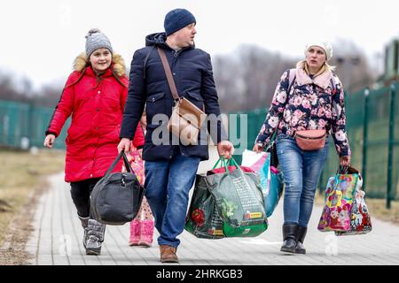 Medyka, Polen. 25.. Februar 2022. Eine ukrainische Familie sah, wie sie durch den Grenzübergang ging, als Russland mehr ukrainisches Territorium einbezieht. Da die Armee der Russischen Föderation die ukrainischen Grenzen überschritten hat, wird der Konflikt zwischen der Ukraine und Russland voraussichtlich 5 Millionen Ukrainer zur Flucht zwingen. Die meisten Flüchtlinge werden in Polen Asyl beantragen. Die meisten der derzeitigen Flüchtlinge sind Familien jener Ukrainer, die bereits in Polen arbeiten. An den Grenzübergängen warten Tausende von Männern und Frauen auf ihre Angehörigen. (Foto von Dominika Zarzycka/SOPA Images/Sipa USA) Quelle: SIPA USA/Alamy Live News Stockfoto