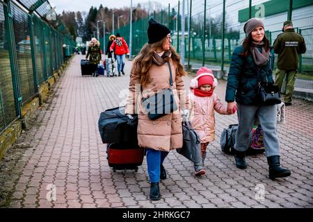Medyka, Polen. 25.. Februar 2022. Eine ukrainische Familie sah, wie sie durch den Grenzübergang ging, als Russland mehr ukrainisches Territorium einbezieht. Da die Armee der Russischen Föderation die ukrainischen Grenzen überschritten hat, wird der Konflikt zwischen der Ukraine und Russland voraussichtlich 5 Millionen Ukrainer zur Flucht zwingen. Die meisten Flüchtlinge werden in Polen Asyl beantragen. Die meisten der derzeitigen Flüchtlinge sind Familien jener Ukrainer, die bereits in Polen arbeiten. An den Grenzübergängen warten Tausende von Männern und Frauen auf ihre Angehörigen. (Foto von Dominika Zarzycka/SOPA Images/Sipa USA) Quelle: SIPA USA/Alamy Live News Stockfoto