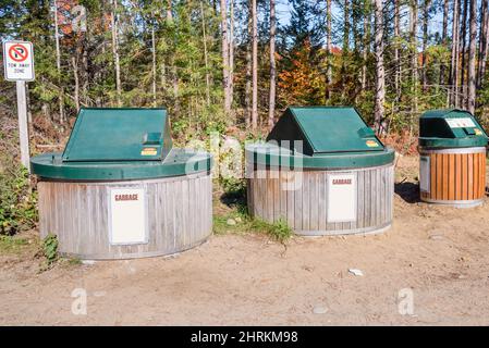 Abfallbehälter in einer Mülldeponie auf dem Land an einem sonnigen Herbsttag Stockfoto