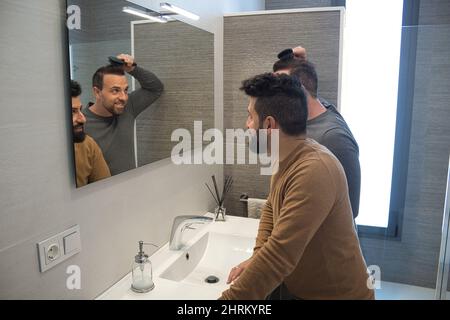 Nahaufnahme eines Homosexuell verheiratet Umarmung im Badezimmer ihres Hauses Stockfoto