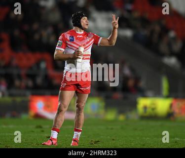 Während des Spiels gibt Jonny Lomax #6 von St. Helens Anweisungen Stockfoto