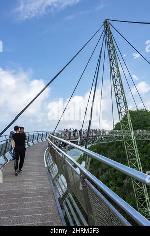 Touristen, die durch die Langkawi-Skybridge in Malaysia gegen einen wolkigen, blauen Himmel fahren Stockfoto