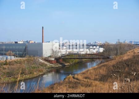 Blick nach Osten auf das Menomonee River Valley vom Three Bridges Park in Milwaukee, Wisconsin. Stockfoto