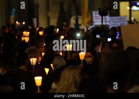 Rom, Italien. 22.. Februar 2022. ROM, ITALIEN, 25.02.2022: Ukrainische und italienische Demonstranten mit Kerzen versammeln sich auf der Piazza del Campidoglio in Rom gegen die Kriegsoperationen Russlands auf ukrainischem Territorium. Kredit: Unabhängige Fotoagentur/Alamy Live Nachrichten Stockfoto