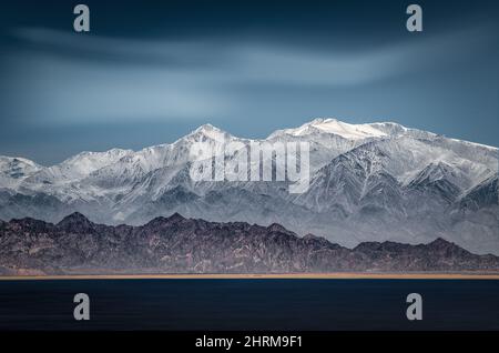 Schöne Aussicht auf die Berge bei Tageslicht Stockfoto