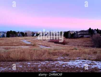 Schöner rosafarbener Sonnenuntergang auf einem trockenen Feld Stockfoto