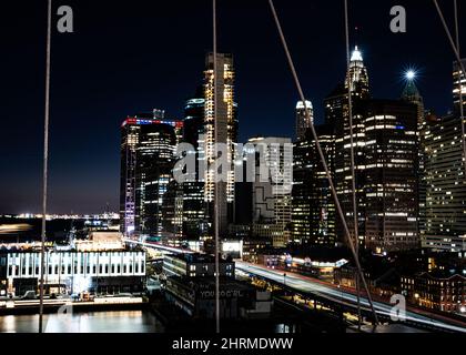 Berühmte New- und Stadtlandschaften mit eingehenderen Lichtern, die während der Nacht eingefangen wurden Stockfoto