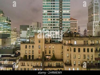 Blick bei Nacht auf die Gebäude von NYC Stockfoto