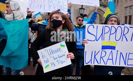 Bloomington, Usa. 25.. Februar 2022. Eine Frau hält ein Schild mit der Aufschrift: „Es ist „die Ukraine“ und nicht „Ihre-Ukraine“, Herr Putin!“ Demonstranten gegen die russische Invasion in der Ukraine versammeln sich während des Stands mit der Ukraine-Kundgebung, um gegen den Krieg in Bloomington zu protestieren. (Foto von Jeremy Hogan/SOPA Images/Sipa USA) Quelle: SIPA USA/Alamy Live News Stockfoto