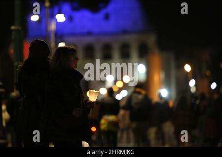 Rom, Italien. 25.. Februar 2022. ROM, ITALIEN, 25.02.2022: Ukrainische und italienische Demonstranten mit Kerzen versammeln sich auf der Piazza del Campidoglio in Rom gegen die Kriegsoperationen Russlands auf ukrainischem Territorium. Kredit: Unabhängige Fotoagentur/Alamy Live Nachrichten Stockfoto