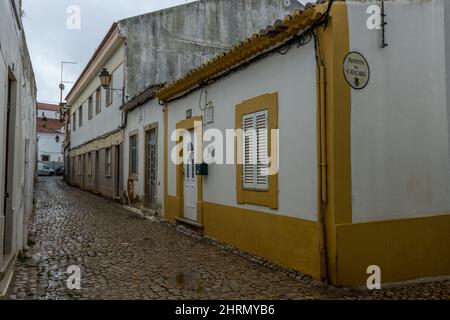 Regentag in einer kleinen portugiesischen Stadt mit typischen Gebäuden in Loule, Portugal Stockfoto