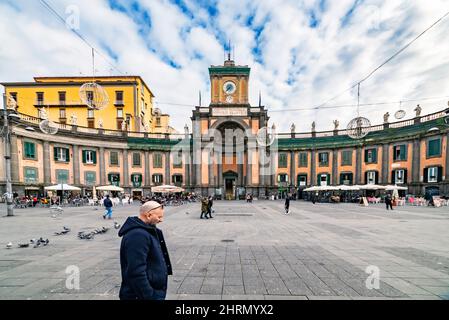NEAPEL, ITALIEN - 22. DEZEMBER 2021: Auf dem Dante-Platz im historischen Zentrum von Neapel, Italien, genießen die Menschen die Cafeteria Stockfoto