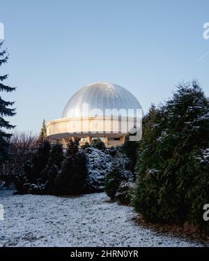 Aufnahme des Schlesischen Planetariums und Astronomischen Observatoriums, Polen im Winter Stockfoto