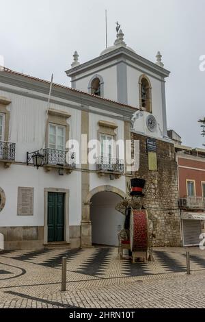 Weihnachtsschmuck in einer kleinen portugiesischen Stadt in Loule, Portugal Stockfoto