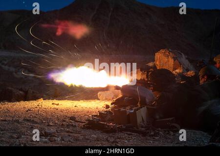 Twentynine Palms, Kalifornien, USA. 24. Januar 2022. U.S. Marineinfanteristen mit 3D Bataillons, 7. Marine Regiment, 1. Marine Division, führen Range 400 während ihrer Marine Corps Combat Readiness Evaluationam Marine Corps Air Ground Combat Center, Twentynine Palms, Kalifornien, 23. Januar 2022 durch. Range 400 verwendet ein realistisches Live-Feuertraining, das kampfbereite Kräfte zur Vorbereitung auf Marine Rotational Force-Darwin 22,2 erzeugt. Quelle: U.S. Marines/ZUMA Press Wire Service/ZUMAPRESS.com/Alamy Live News Stockfoto