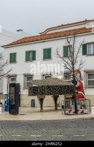 Weihnachtsschmuck in einer kleinen portugiesischen Stadt in Loule, Portugal Stockfoto