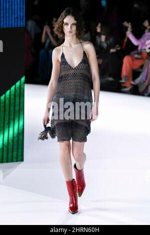 Mailand, Italien. 25.. Februar 2022. MISSONI Herbst/Winter 2022-23 Start- und Landebahn während der Milan Fashion Week, 2022. Februar - Mailand, Italien. 25/02/2022 Credit: dpa/Alamy Live News Stockfoto