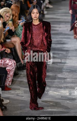 Mailand, Italien. 25.. Februar 2022. ETRO Herbst/Winter 2022-23 Start- und Landebahn während der Milan Fashion Week, 2022. Februar - Mailand, Italien. 25/02/2022 Credit: dpa/Alamy Live News Stockfoto
