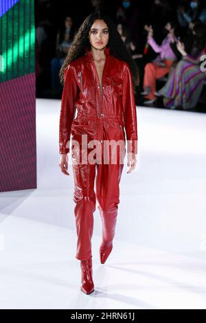 Mailand, Italien. 25.. Februar 2022. MISSONI Herbst/Winter 2022-23 Start- und Landebahn während der Milan Fashion Week, 2022. Februar - Mailand, Italien. 25/02/2022 Credit: dpa/Alamy Live News Stockfoto