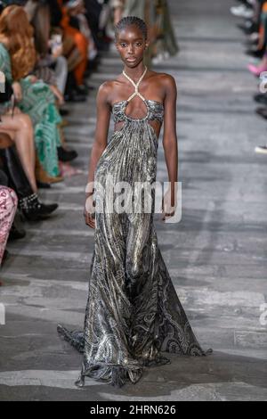 Mailand, Italien. 25.. Februar 2022. ETRO Herbst/Winter 2022-23 Start- und Landebahn während der Milan Fashion Week, 2022. Februar - Mailand, Italien. 25/02/2022 Credit: dpa/Alamy Live News Stockfoto