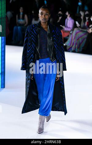 Mailand, Italien. 25.. Februar 2022. MISSONI Herbst/Winter 2022-23 Start- und Landebahn während der Milan Fashion Week, 2022. Februar - Mailand, Italien. 25/02/2022 Credit: dpa/Alamy Live News Stockfoto