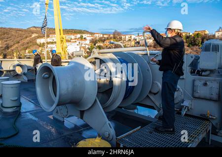 Rijeka, Kroatien. 17.. Februar 2022. LT. j.g. Heather Bacon-Shone, 1. Leutnant an Bord der Expeditionary Sea Base USS Hershel 'Woody' Williams (ESB 4), betätigt während der See- und Ankerentwicklung die Ankerwinde-Bremse, während er von Rijeka, Kroatien, am 16. Februar 2022 aus aufbrach. Hershel 'Woody' Williams ist im geplanten Einsatzgebiet der US-Flotte 6. im Einsatz, um die nationalen Interessen und die Sicherheit der USA in Europa und Afrika zu unterstützen. Quelle: U.S. Navy/ZUMA Press Wire Service/ZUMAPRESS.com/Alamy Live News Stockfoto