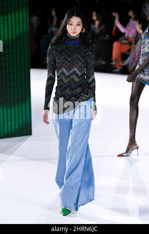 Mailand, Italien. 25.. Februar 2022. MISSONI Herbst/Winter 2022-23 Start- und Landebahn während der Milan Fashion Week, 2022. Februar - Mailand, Italien. 25/02/2022 Credit: dpa/Alamy Live News Stockfoto