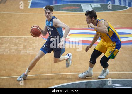 Franca, Brasilien. 25.. Februar 2022. Agustin Ubal (L) aus Uruguay bei einem Spiel zwischen Brasilien und Uruguay für die Qualifikation zur Basketball-Weltmeisterschaft 2023 für Nord- und Südamerika am 25. Februar im Pedro Morilla Fuentes Gymnasium in Franca, Sao Paulo, Brasilien, 2022. (Foto: Igor do Vene/Sipa USA) Quelle: SIPA USA/Alamy Live News Stockfoto