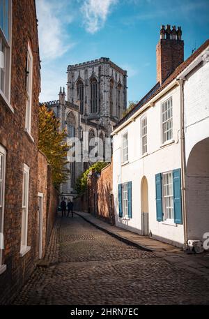 Blick auf das York Minster von der Chapter House Street, tief angeschossen mit den Kopfsteinpflaster. Stockfoto