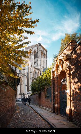 Blick auf das York Minster von der Chapter House Street, tief angeschossen mit den Kopfsteinpflaster. Stockfoto