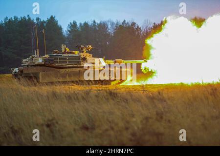 Drawsko Pomorskie, Polen. 4.. Februar 2022. Soldaten des Field Support Command (FSC) Pioneers, 2. Bataillon, 34. Panzerregiment, 1. Kampfteam der Panzerbrigade, 1. Infanterie-Division feuern die 120mm XM256 Smooth Bore Cannon auf ein Zielfeuer auf der Konotop Range, Drawsko Pomorskie, Polen, Februar. 4, 2022. Die FSC Pioneers sind Tanker, Mechaniker, Fahrer und Köche, die den Tag zusammen mit den Panzerbesatzungen trainiert haben. Kredit: U.S. Army/ZUMA Press Wire Service/ZUMAPRESS.com/Alamy Live Nachrichten Stockfoto