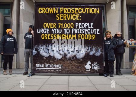 London, Großbritannien. 25.. Februar 2022. Aktivisten des Animal Justice Project versammelten sich vor dem Crown Prosecution Service, um ihre von über 71.000 Personen unterzeichnete Petition einzureichen, nachdem Gressingham Foods wegen ihrer Behandlung von Enten nicht verfolgt wurde, obwohl die Tierrechtsorganisation Beweise für Gesetzesvergehen vorgelegt hatte. (Bild: © Vuk Valcic/ZUMA Press Wire) Bild: ZUMA Press, Inc./Alamy Live News Stockfoto