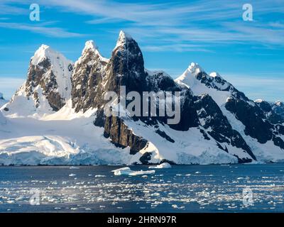 Atemberaubende Landschaft entlang des Lemaire-Kanals, Antarktische Halbinsel Stockfoto