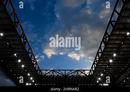 Mailand, Italien. 25. Februar 2022. Allgemeine Ansicht zeigt blauen Himmel über Giuseppe Meazza Stadion pror zum Serie A Fußballspiel zwischen AC Mailand und Udinese Calcio. Kredit: Nicolò Campo/Alamy Live Nachrichten Stockfoto