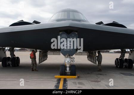 Timothy M. Navarette, Senior Airman, und Delarosa, Senior Airman Cutter, 509. Chefs der Aircraft Maintenance Squadron Crew, bereiten einen Stealth-Bomber B-2 Spirit für den Start auf der Whiteman Air Force Base, Missouri, am 27. Januar 2022 vor. Während des Fluges wurde LT. Col. Drew M. Irmischer, 131. Bombenflügler B-2 Pilot, einer der wenigen Piloten, der 1500 Flugstunden im Stealth-Flugzeug übertraf. (USA Foto der Air National Guard von Airman 1. Class Kelly C. Ferguson) Stockfoto