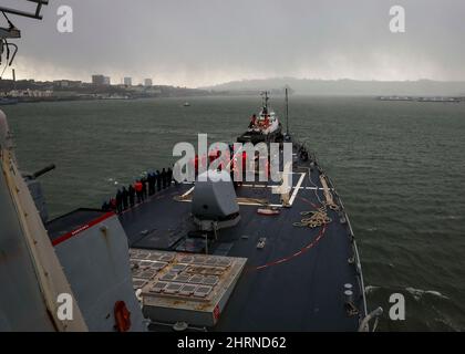 PLYMOUTH, Großbritannien (Feb 24, 2022) – der Arleigh Burke-Klasse-Lenkraketen-Zerstörer USS Porter (DDG 78) dampft durch den Hafen von Plymouth, 24. Februar 2022. Porter, der im spanischen Rota stationiert ist, ist derzeit im Einsatzgebiet der Sechsten Flotte der USA zur Unterstützung regionaler Alliierten und Partner sowie der nationalen Sicherheitsinteressen der USA in Europa und Afrika unterwegs. (USA Navy Foto von Mass Communication Specialist 1. Class Eric Coffer/veröffentlicht) Stockfoto