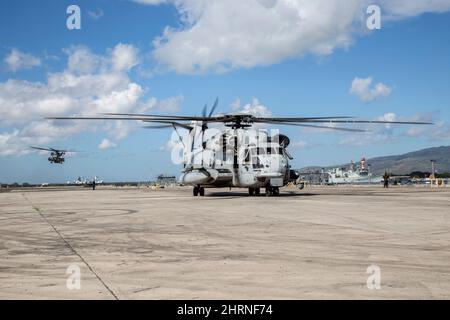 US-Marineinfanteristen mit Marine Heavy Helicopter Squadron (HMH) 463 liefern CH-53E Super Henglion Hubschrauber für den Transport nach Kalifornien als Teil von Deployment for Training (DFT) auf der Marinestützpunkt Pearl Harbor, Hawaii, 16. Februar 2022. Das DFT soll den Betrieb in einer implementierten Umgebung simulieren und das Gerät auf zukünftige Eventualitäten vorbereiten, die beim Einsatz auftreten können. (USA Marine Corps Foto von CPL. Dalton J. Payne) Stockfoto