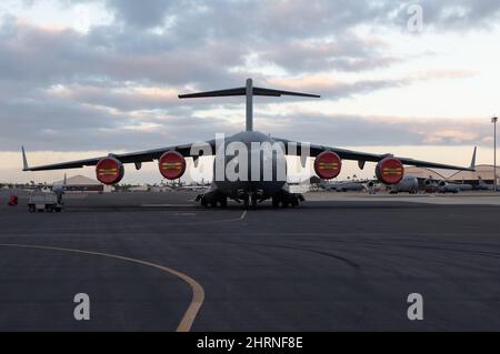 Eine C-17 Globemaster III, die vor Ort als ‘The Spirit of Inouye“ bekannt ist, ruht auf der gemeinsamen Basis Pearl Harbor-Hickam, Hawaii, Fluglinie am 24. Februar 2022. Das Flugzeug wurde nach Daniel K. Inouye benannt, einem Empfänger der Ehrenmedaille, der fast 50 Jahre lang als US-Senator diente. Die C-17-Flugzeuge des JBPH-H werden von den total Force Airmen betrieben und gewartet, die sich aus den Wachleuten des 154.-Flügels und aktiven Militärangehörigen des 15.-Flügels zusammensetzen. (USA Foto der Air National Guard von Staff Sgt. John Linzmeier) Stockfoto