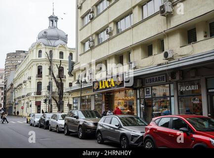 Bukarest, Rumänien - 23. Februar 2022: Alte Häuser mit schöner Architektur in der Academiei Street in der Innenstadt von Bukarest. Auf der linken Seite befindet sich das ehemalige Br Stockfoto