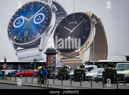 Bukarest, Rumänien - 23. Februar 2022: Auf einem sehr großen Banner auf dem Athenee Palace Hilton Bucharest Hot ist eine Werbung für Huawei-Uhren zu sehen Stockfoto