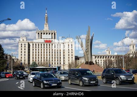 Bukarest, Rumänien - 24. Februar 2022: Haus der Freien Presse, Casa Presei Libere, ehemaliges Casa Scanteii, ein Gebäude, das von Lomonosov Moscow Sta inspiriert wurde Stockfoto