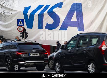 Bukarest, Rumänien - 03. Januar 2022: Eine große VISA-Anzeige auf einem riesigen Banner wird auf einem Gebäude in Bukarest aufgehoben. Stockfoto